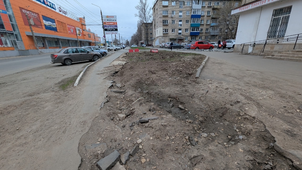 Сломали и бросили: в Балакове чиновники судятся с энергетиками за провалы на дорогах и тротуарах Сломали и бросили: в Балакове чиновники судятся с энергетиками за провалы на дорогах и тротуарах